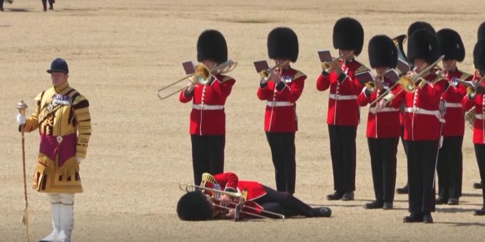 Charles-Parade - Britische Soldaten fallen bei Hauptprobe in Ohnmacht