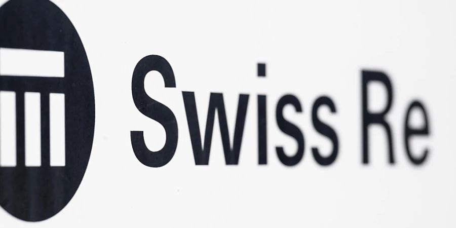 Firmen-Logo des Rückversicherers Swiss Re an dessen Hauptsitz in Zürich. (Archivbild)