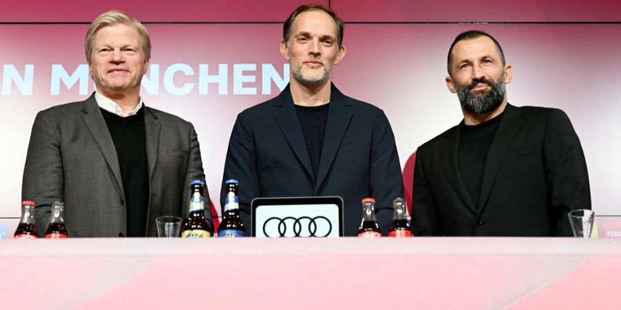 Da war die Bayern-Welt noch in Ordnung: Oliver Kahn (l) und Hasan Salihamidzic (r) präsentierten Ende März Thomas Tuchel als neuen Cheftrainer.