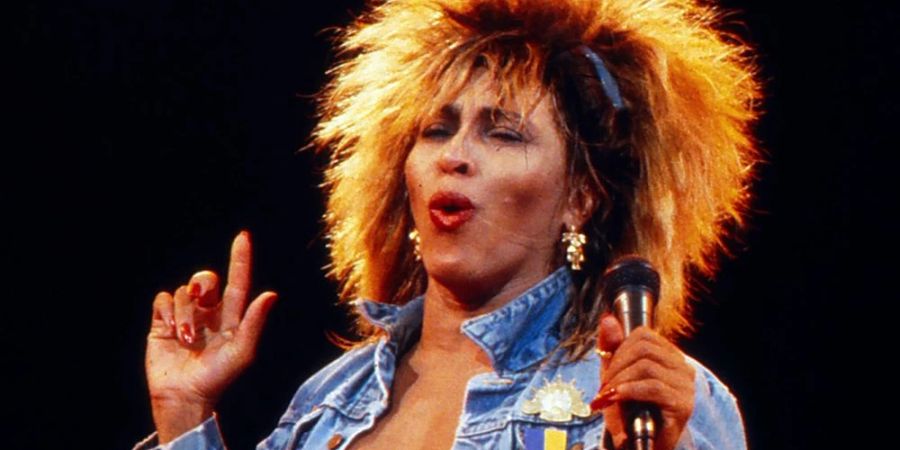 Tina Turner rockt im Jahr 1985 auf der Bühne.