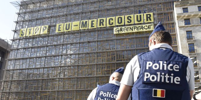 Umweltaktivistinnen und -aktivisten sind aus Protest gegen ein Handelsabkommen mit südamerikanischen Staaten auf das Gebäude des EU-Ministerrats geklettert. Sie brachten dort am Donnerstag Banner mit der Aufschrift «Stop EU Mercosur» an. Umweltaktivistinnen und -aktivisten sind aus Protest gegen ein Handelsabkommen mit südamerikanischen Staaten auf das Gebäude des EU-Ministerrats geklettert. Sie brachten dort am Donnerstag Banner mit der Aufschrift «Stop EU Mercosur» an.