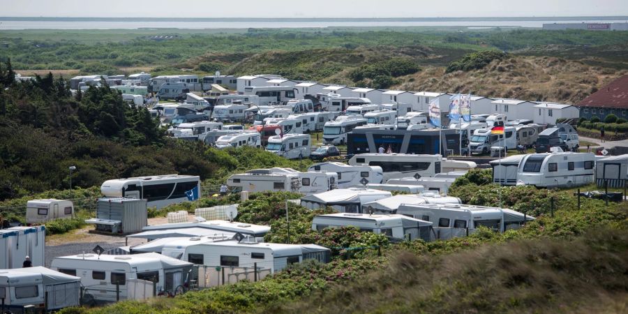 Wohnwagen und Wohnmobile stehen auf der Nordseeinsel Sylt auf einem Campingplatz in den Dünen. Die höchsten Dichten an Wohnmobilen pro Einwohner finden sich im äussersten Norden und Süden Deutschlands.