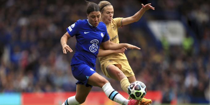 Chelseas Sam Kerr, links, und Barcelonas Irene Paredes kämpfen um den Ball während des Halbfinal-Hinspiels der Champions League der Frauen. Die Australierin Kerr soll am 6. Mai die Flagge ihres Landes an der Krönung von King Charles tragen. Britain Soccer Champions League