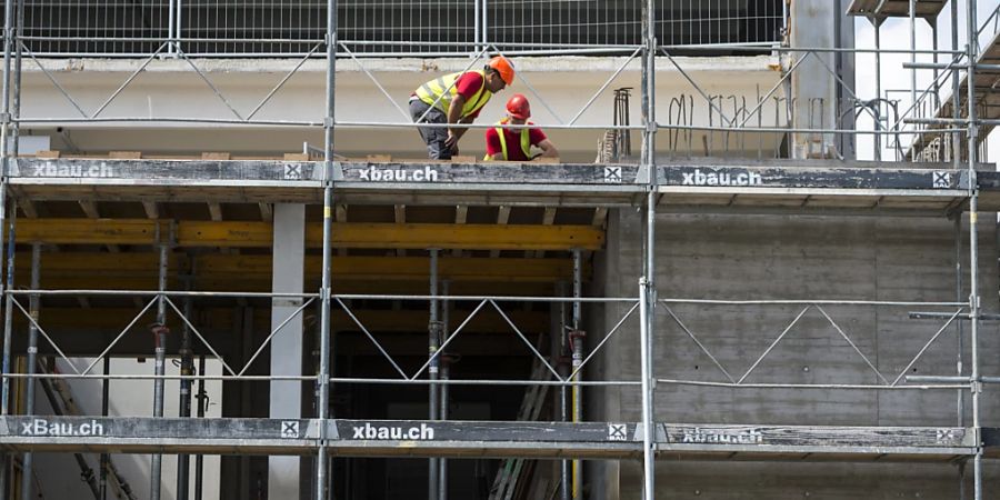 Bei Bauarbeiten stürzen in der Schweiz jedes Jahr über 10'000 Menschen von Leitern, Gerüsten und Co. (Symbolbild)