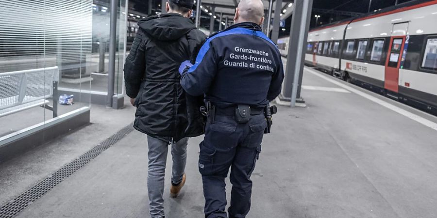 Schweizer Grenzwächter nehmen Asylsuchende in Empfang am Bahnhof Chiasso TI. (Archivbild)