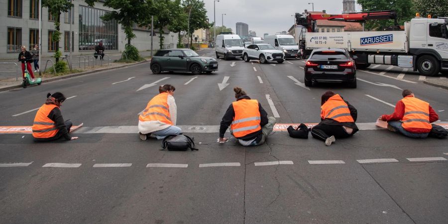 Aktivisten der Letzten Generation während einer Strassenblockade.