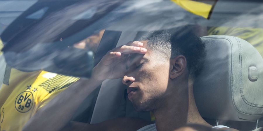 BVB-Spieler Jude Bellingham sitzt nach einer Mannschaftssitzung am Rande des Trainingsgeländes im Auto.