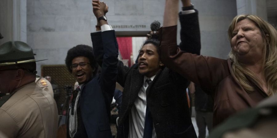 Die demokratischen Abgeordneten Justin Pearson (v.l.), Justin Jones und Gloria Johnson halten ihre Hände hoch, als sie durch die Türen des Repräsentantenhauses im Tennessee State Capitol gehen. Foto: Nicole Hester/The Tennessean/AP/dpa - ACHTUNG: Nur zur redaktionellen Verwendung und nur mit vollständiger Nennung des vorstehenden Credits