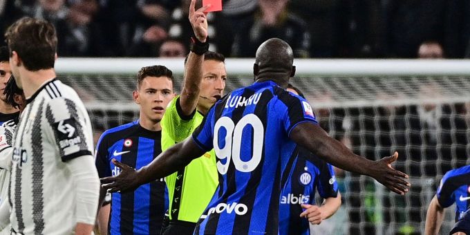 Romelu Lukako kassiert nach seinem Torjubel wegen Provokation einen Platzverweis. Inter Mailand