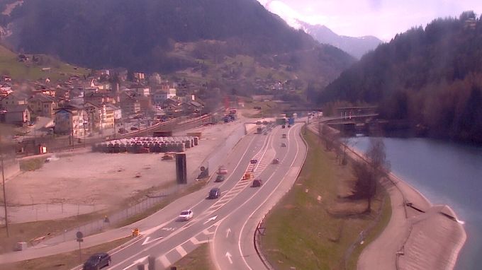 Screenshot der Webcam beim Gotthard-Südportal (Stand 15.53 Uhr) mit Blick in Richtung Süden. Der Tunneleingang befindet sich unten links. gotthard