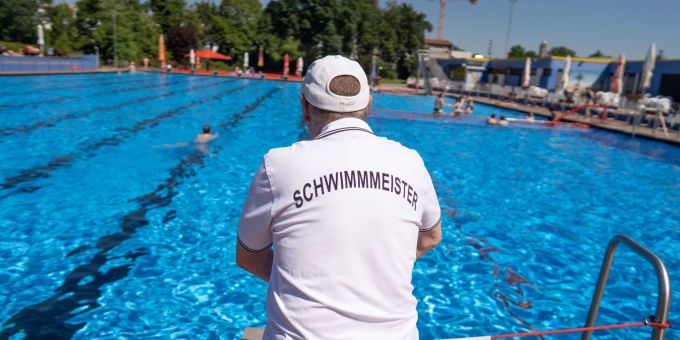 Was im Freibad der Schwimmmeister, ist im Schwimmunterricht der Lehrer. Doch in Sissach mangelt es an ausgebildetem Personal. (Symbolbild) Schwimmmeister