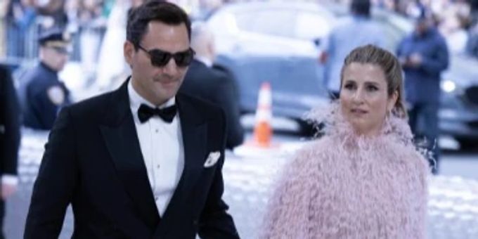 «Rosa Bonbon», «Milf» - Mirka spaltet mit Feder(er)-Kleid die Fans