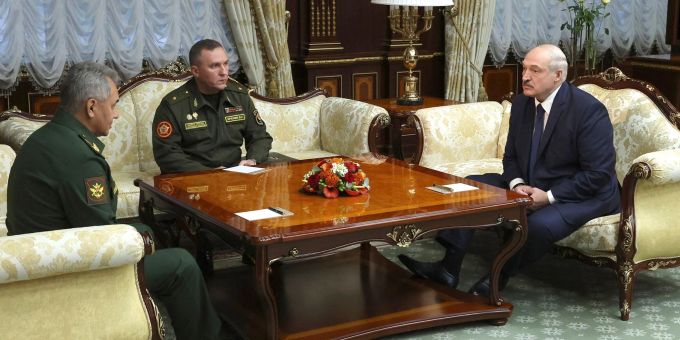 Viktor Chrenin (M.) im Gespräch mit Russlands Verteidigungsminister Sergej Schoigu (l.) und seinem Staatschef Alexander Lukaschenko (Archivbild). Viktor Chrenin (M.) im Gespräch mit Russlands Verteidigungsminister Sergej Schoigu (l.) und seinem Staatschef Alexander Lukaschenko (Archivbild).