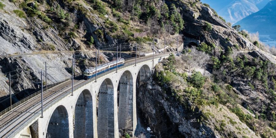 Zugfahrt mit dem «Blauen Pfeil» der BLS. - Kanton Bern