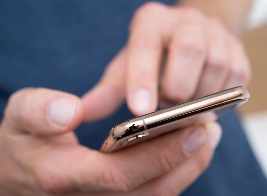 Hand tippt auf Smartphone