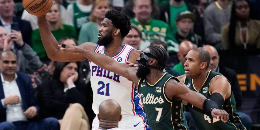 Philadelphia 76ers Center Joel Embiid (21) wird von Boston Celtics Guard Jaylen Brown (7) unter Druck gesetzt.