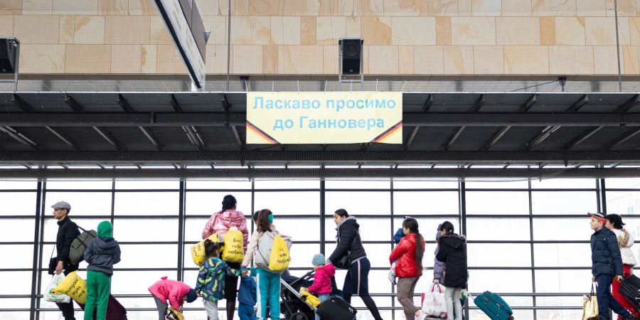 Aus der Ukraine geflüchtete Menschen kommen in der Unterkunft im Messebahnhof Laatzen an.