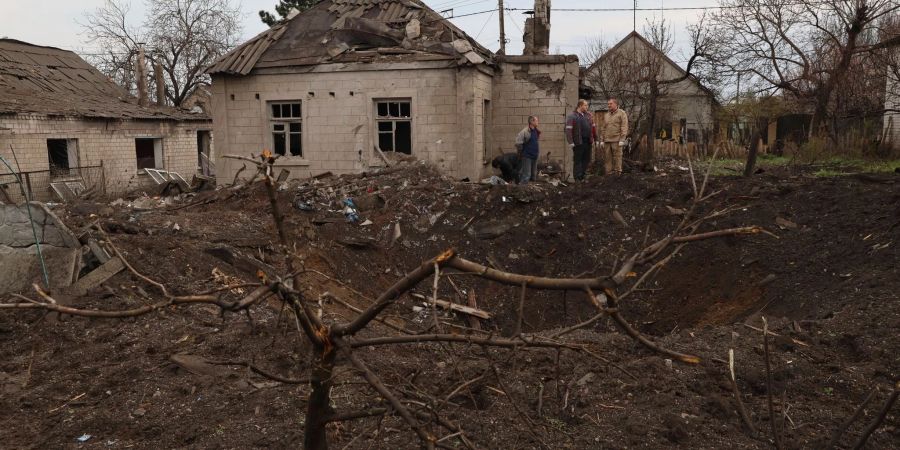 Russland habe in der Region Saporischschja in den vergangenen Wochen über eine Strecke von schätzungsweise 120 Kilometern drei Verteidigungslinien vervollständigt. Das schreiben britische Geheimdienste.