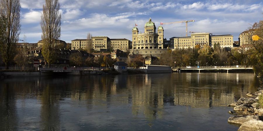 Der Zusammengang der Grossbanken UBS und CS und die Verpflichtungen des Bundes für finanzielle Garantien sind ab Dienstag Thema im Bundeshaus. (Archivbild)