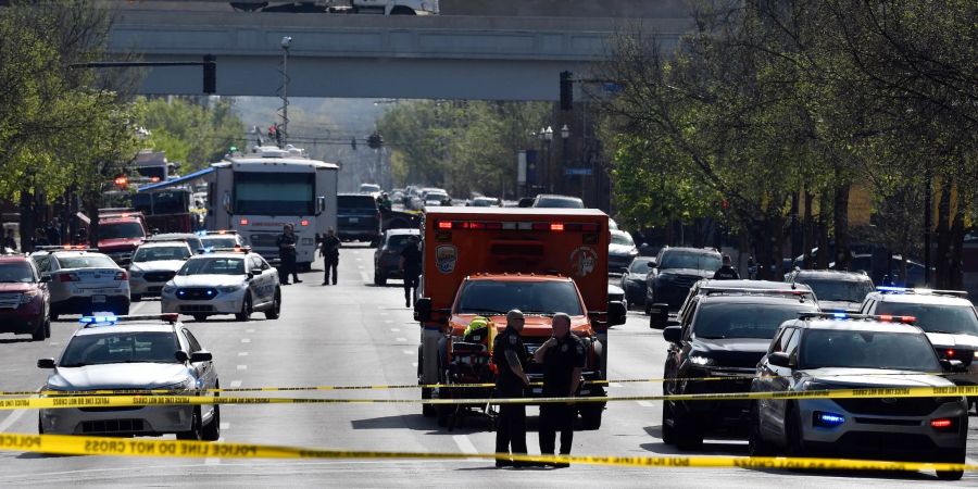 Polizisten der Stadt Louisville stehen vor dem Gebäude der Old National Bank.