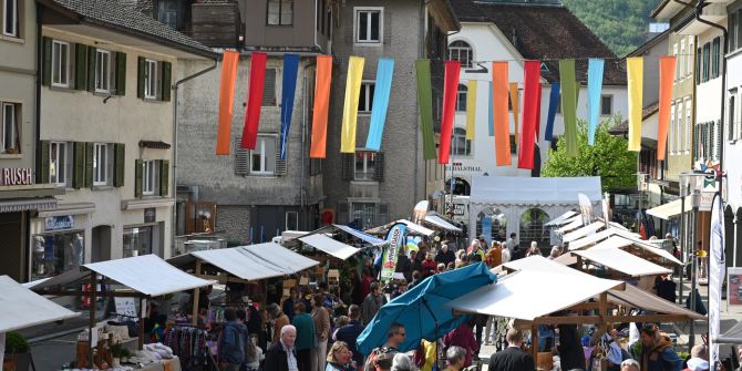 Menschen auf einem Markt.