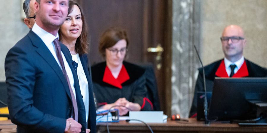 ARCHIV - Die frühere Familienministerin Sophie Karmasin steht vor Beginn eines Prozesses wegen Betrugs am Wiener Landesgericht. Foto: Georg Hochmuth/APA/dpa