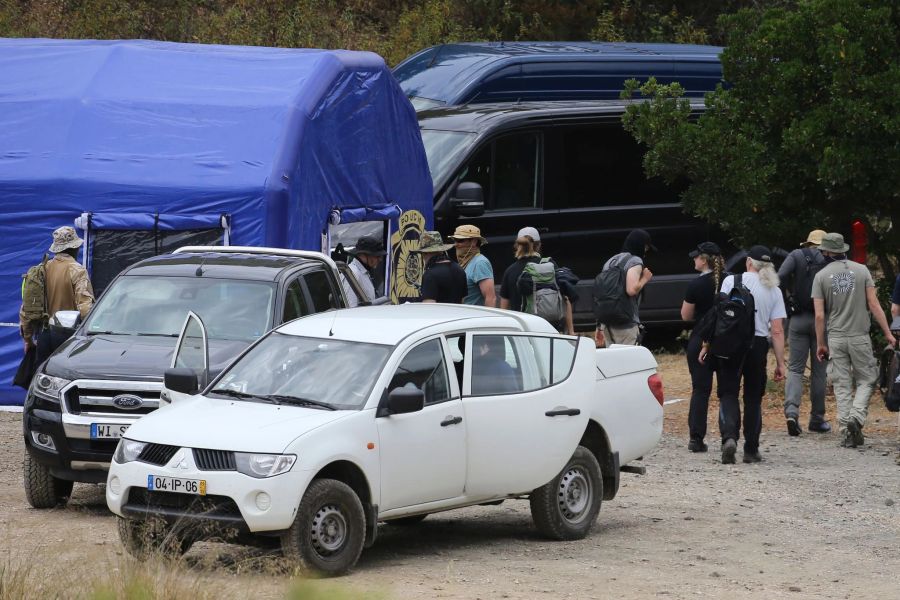 Suchteams der Polizei kehren im portugiesischen Barragem do Arade in ein Einsatzzelt zurück. Joao Matos/AP/dpa