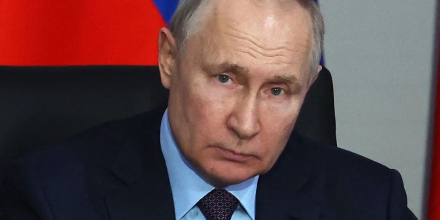 Der russische Präsident Wladimir Putin leitet eine Sitzung über die Entwicklung unbemannter Flugzeuge im Industriepark Rudnjowo in Moskau. Foto: Mikhail Klimentyev/Sputnik Kremlin Pool via AP/dpa