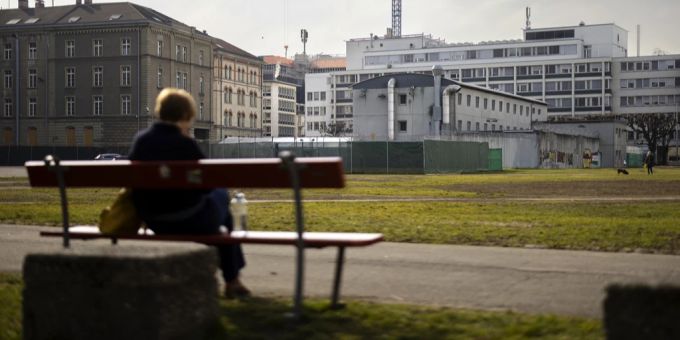 Eine Frau sitzt vor dem Provisorischen Polizeigefängnis Zürich. Propog