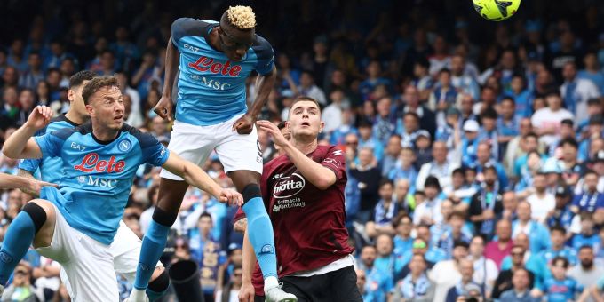 Neapels Victor Osimhen (Mitte oben) in Aktion. ssc napoli