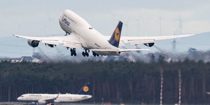 Eine Lufthansa-Maschine startet vom Flughafen Frankfurt: Fraport will mit einer Steigerung der Passagierzahlen am Jahresende zwischen 56,5 und 63,5 Millionen Fluggäste abgefertigt haben. Eine Lufthansa-Maschine startet vom Flughafen Frankfurt: Fraport will mit einer Steigerung der Passagierzahlen am Jahresende zwischen 56,5 und 63,5 Millionen Fluggäste abgefertigt haben.