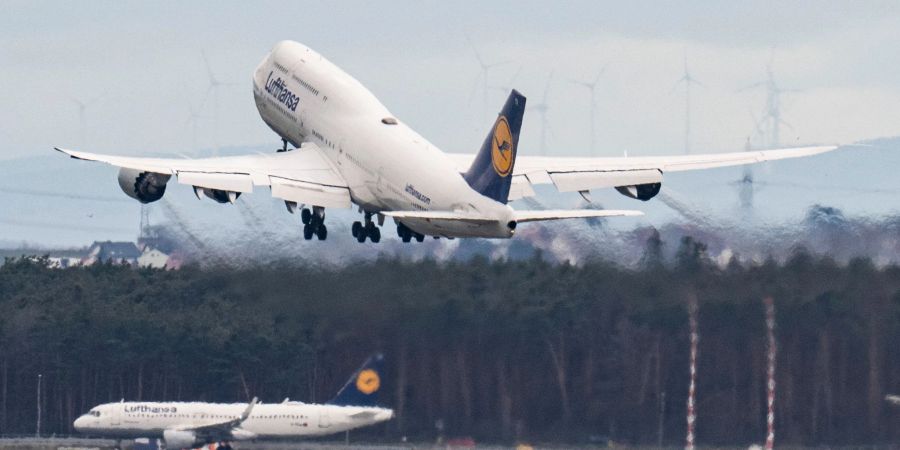 Eine Lufthansa-Maschine startet vom Flughafen Frankfurt: Fraport will mit einer Steigerung der Passagierzahlen am Jahresende zwischen 56,5 und 63,5 Millionen Fluggäste abgefertigt haben.