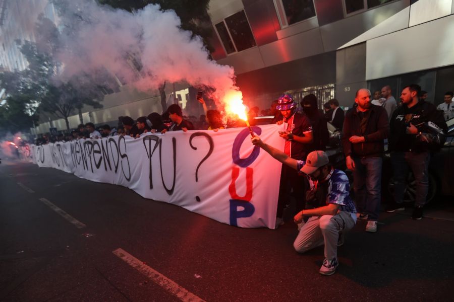 Die Fans von PSG sammeln sich am Mittwochabend vor der Geschäftsstelle – und fordern den Rauswurf von Lionel Messi.