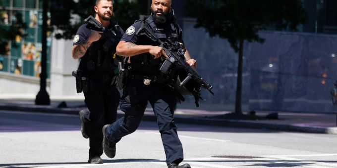 Nach einer Grossfahndung der Polizei wurde der Schütze gefasst, der in Atlanta eine Frau getötet und vier weitere verletzt haben soll. Nach einer Grossfahndung der Polizei wurde der Schütze gefasst, der in Atlanta eine Frau getötet und vier weitere verletzt haben soll.