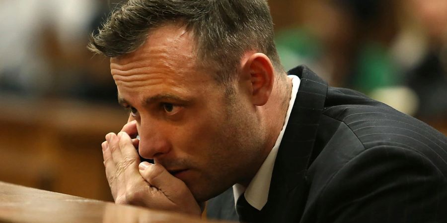 Oscar Pistorius spricht während einer Anhörung zu seiner Verurteilung wegen Mordes an seiner Freundin Reeva Steenkamp im Obersten Gerichtshof in Pretoria in sein Mobiltelefon (2016).