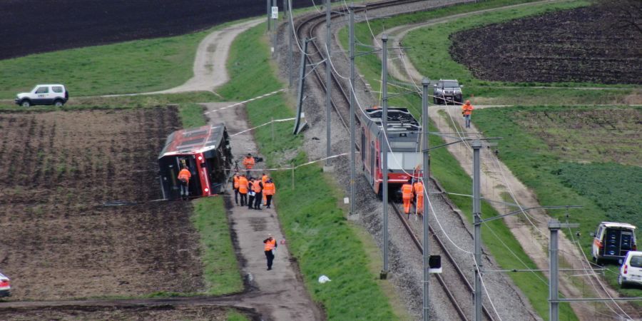 Der Zug von Aare Seeland mobil war Richtung Biel unterwegs.