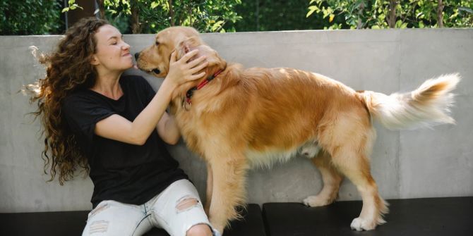 Frau mit Golden Retriever