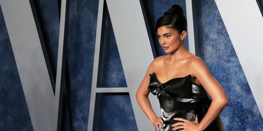 Kylie Jenner in einem silbernen Kleid