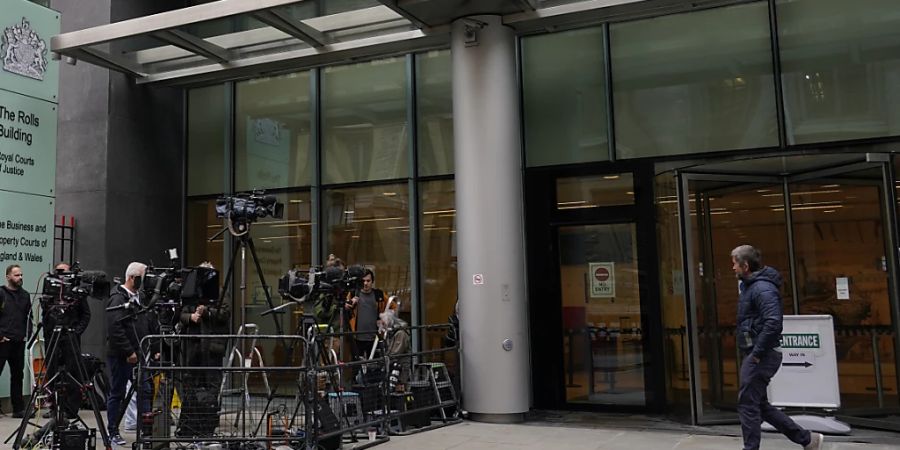 Journalisten warten vor dem High Court auf die Ankunft von Prinz Harry. Foto: Alberto Pezzali/AP/dpa