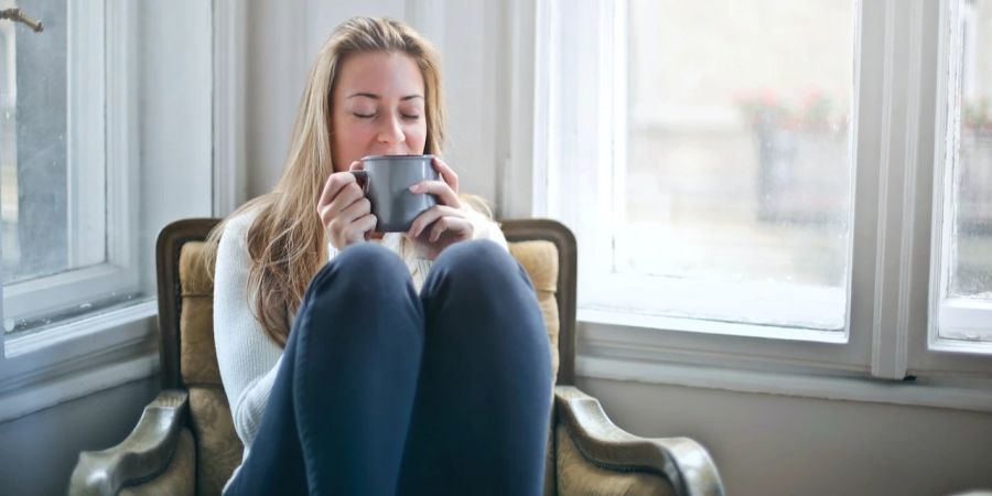 Frau trinkt Kaffee