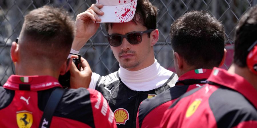 Ferrari-Star Charles Leclerc versteigert seine Rennkleidung für die Unwetter-Opfer in Italien.