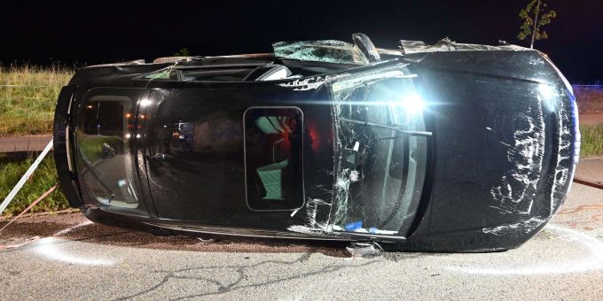 Rapperswil-Jona: Auto kippt wegen Selbstunfall Rapperswil-Jona: Selbstunfall