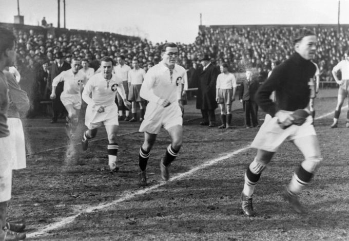 Nationalspieler Aldo Poretti (3.v.r.) trifft 1933 gegen YB (Archivbild). Lugano