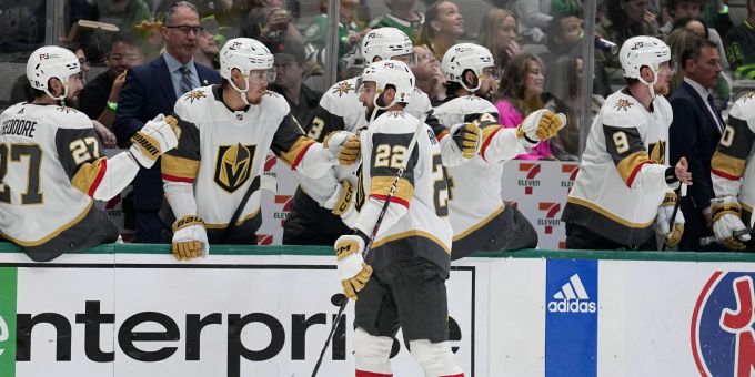 Vegas Golden Knights: Michael Amadio (22) jubelt mit seinen Teamkameraden nach einem Tor gegen Dallas. (AP Photo/Tony Gutierrez).Michael Amadio Golden Knights Stars Hockey