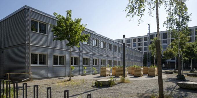 Temporäre Wohn- und Schulräume für Geflüchtete und Asylbewerber auf dem Erlenmattplatz in Basel, am Mittwoch, 31. Mai 2023. Erlenmattplatz Basel Asylunterkunft Schutzsuchende