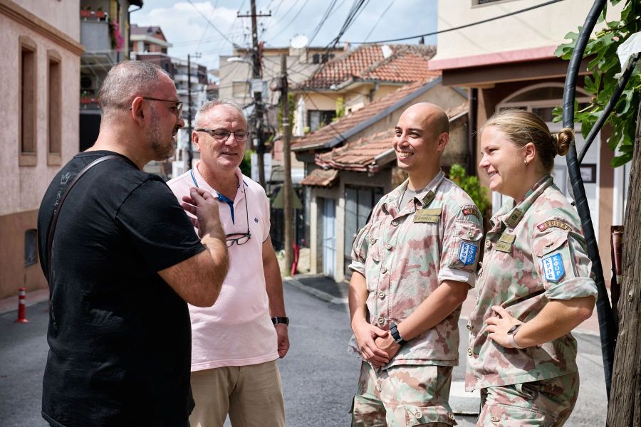 Angehörige der Swisscoy im Gespräch mit der lokalen Bevölkerung im Kosovo.