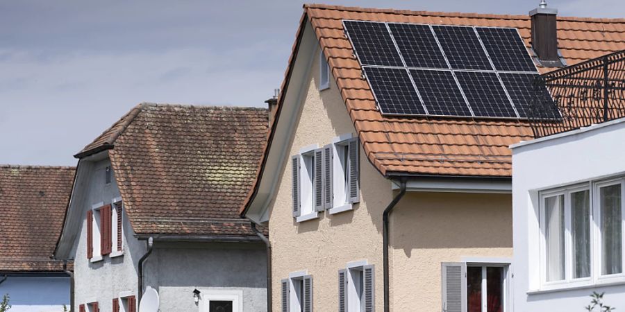 Der Ständerat ist dagegen, dass bei sämtlichen Neubauten sowie bei erheblichen Um- und Erneuerungsbauten Solarpanels installiert werden müssen. (Themenbild)