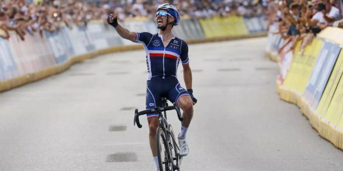 Julian Alaphilippe jubelt über seinen WM-Sieg. Julian Alaphilippe