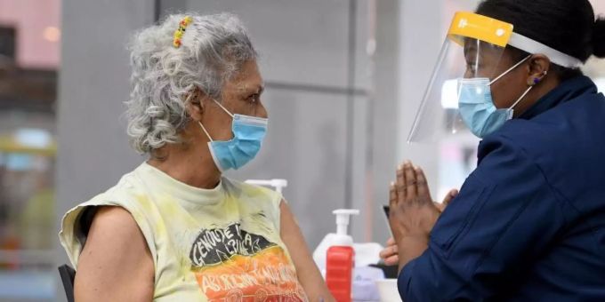 Aunty Jenny Munro (l), australische Wiradjuri-Älteste und Aktivistin für die Rechte indigener Völker, nach einer Covid-19-Impfung in Australien. aborigines