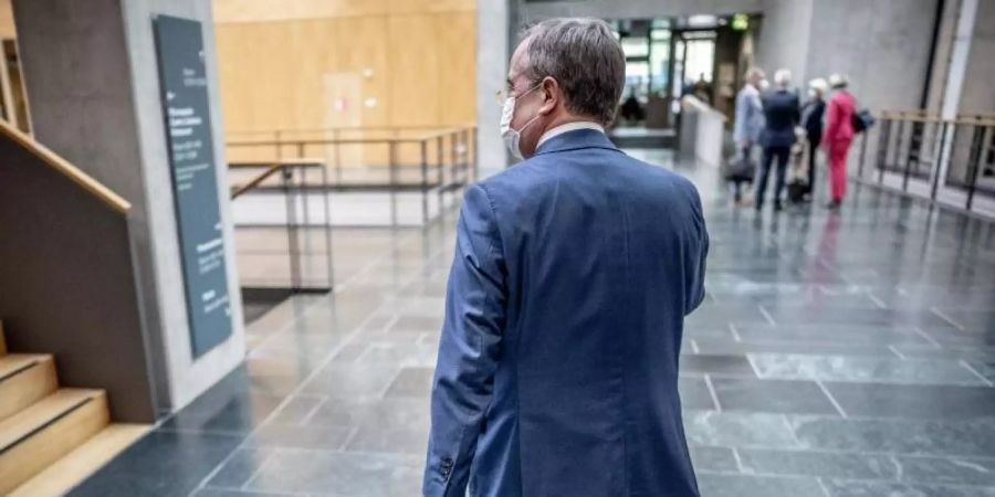 Armin Laschet verlässt die Sitzung der Landesgruppe NRW der CDU im neugewählten Bundestag. Foto: Michael Kappeler/dpa